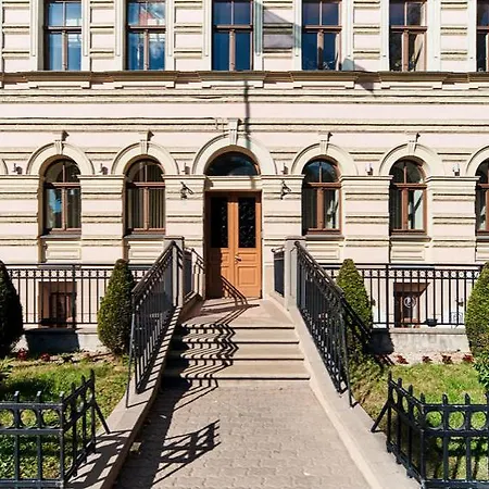 Old Park Apartment *
